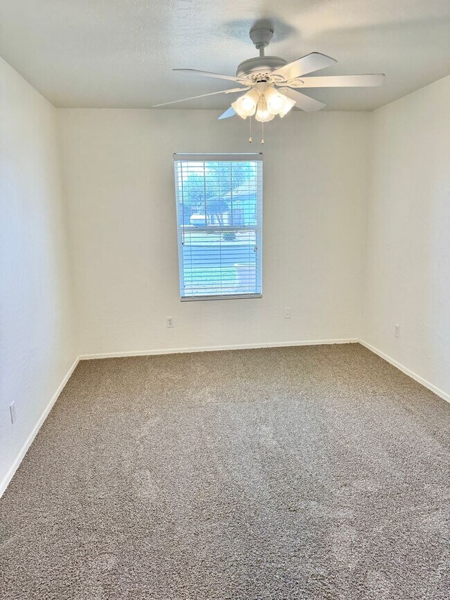 Building Photo - 4 Bedroom 3 Bathroom Home in Surprise! Has Loft & Additional Office/Den!