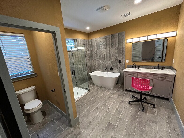 Building Photo - Room in Duplex on N Shore Dr
