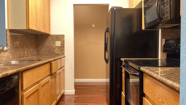 Building Photo - Large Terrace near Lake Merritt - In-unit Washer & Dryer