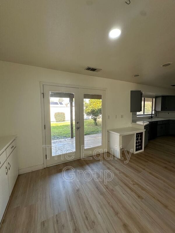 Building Photo - 830 W Vassar Ave