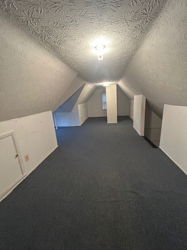 Building Photo - Charming 3-Bedroom Property in Prime Location