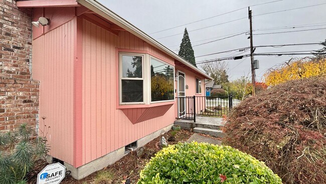 Building Photo - Now Offering Half Month Free! Charming 2BD...