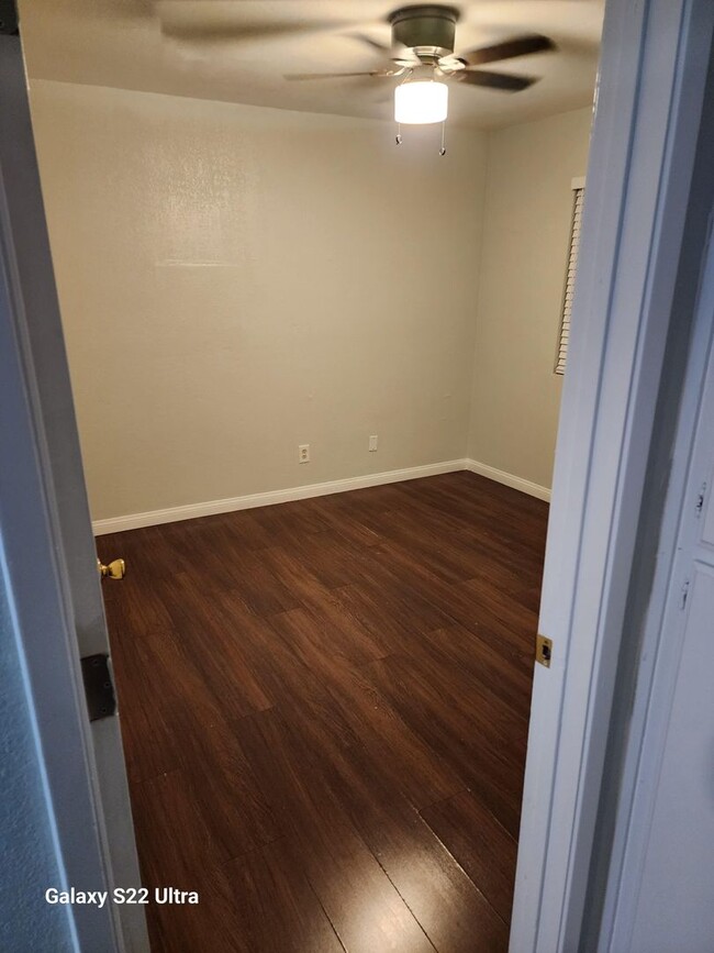 Building Photo - 2 Bedroom 1 Bathroom Apartment with 1 Car ...