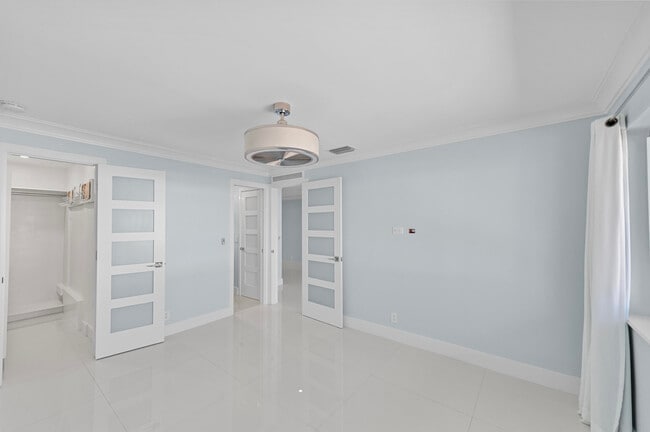 Building Photo - 3220 Bayview Dr