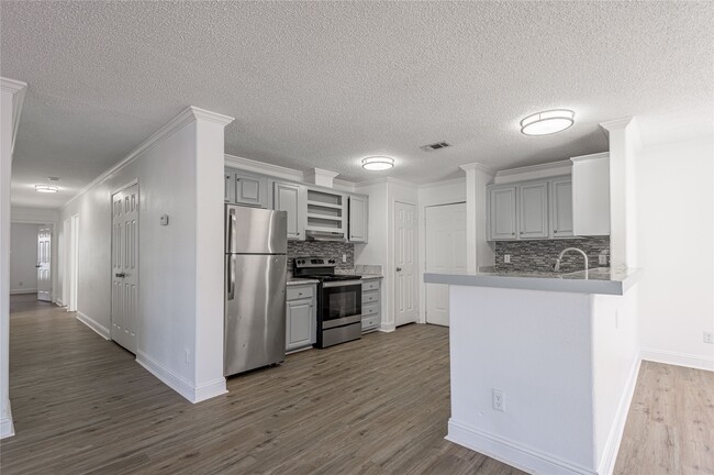 Building Photo - 121 Varsity Dr