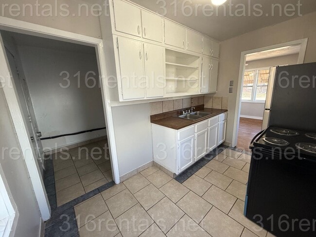 Building Photo - $915 - 3 bedroom / 1 bathroom - Single Family Home