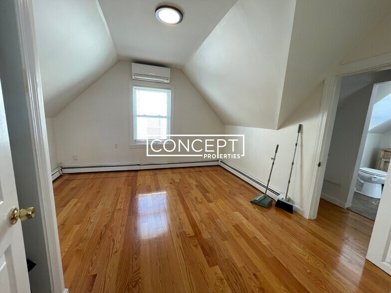 Building Photo - 648 Columbia Rd