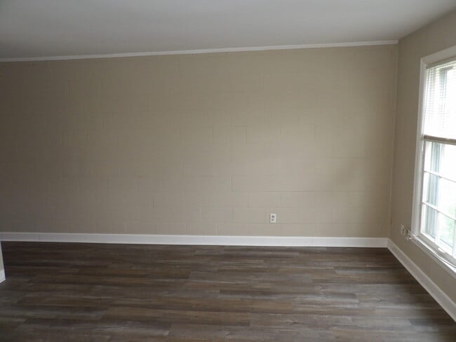 Building Photo - 903 Collins Ln