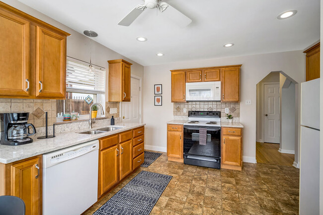 Building Photo - 1128 Exter Dr