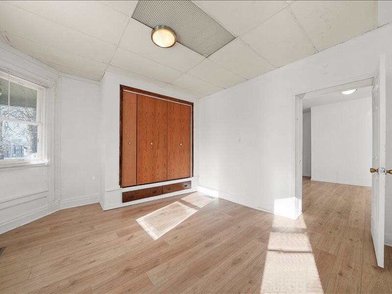 Building Photo - 1097 E Merchant St
