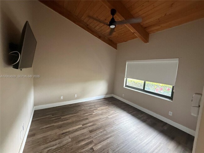 Building Photo - 2645 Parkview Dr S