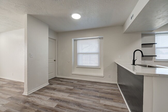 Building Photo - 727 Vicksburg Ave