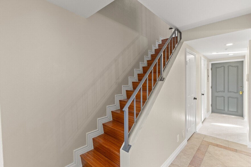 Building Photo - 321 W Dryden St