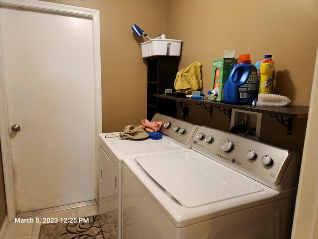 Building Photo - 3672 SW Carmody St