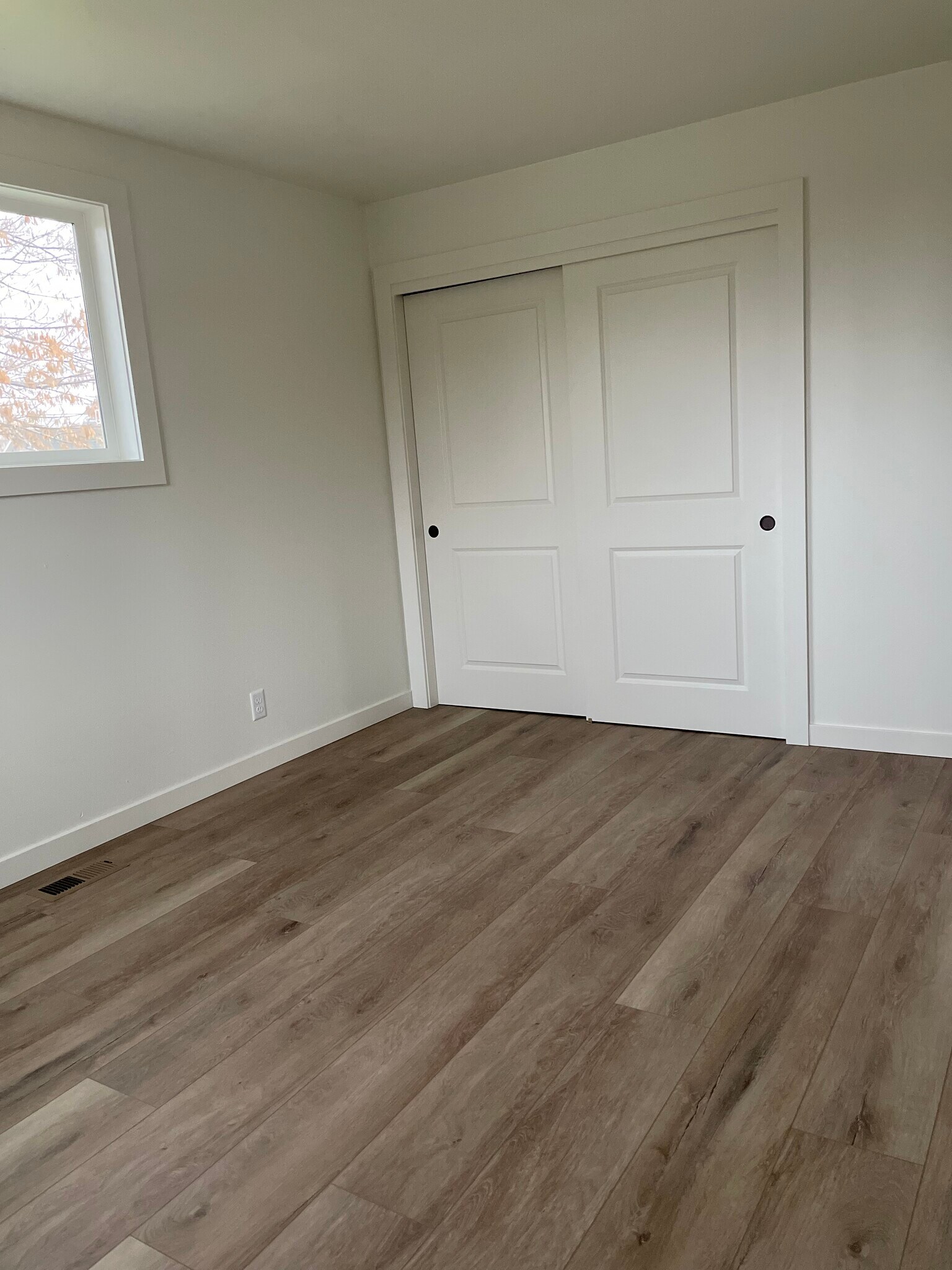 Building Photo - 345 Center St W