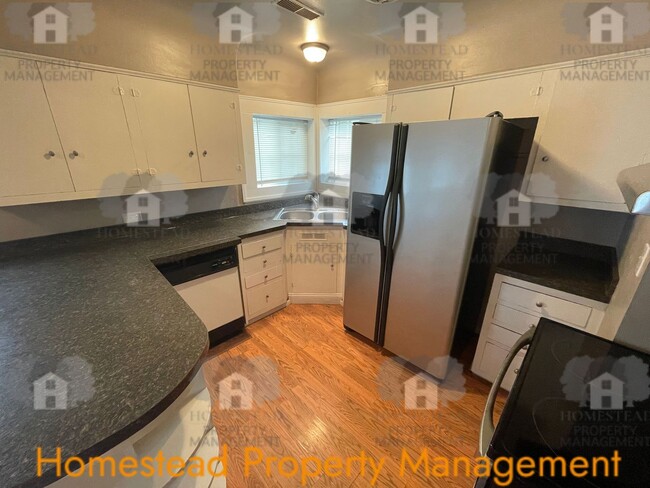 Building Photo - 660