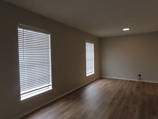 Building Photo - Expansive 3/2 Home in Tyler w/Additional Den and Living Room!