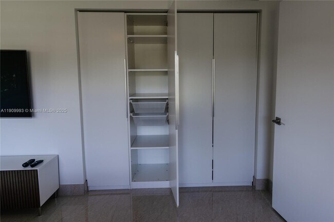 Building Photo - 4017 N Cypress Dr