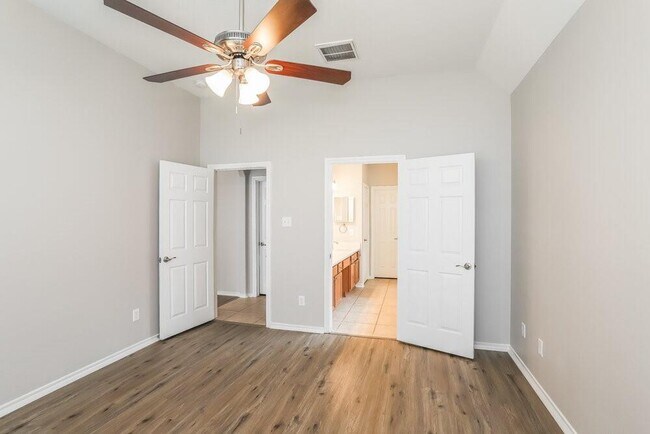 Building Photo - 4939 Forest Hurst Dr