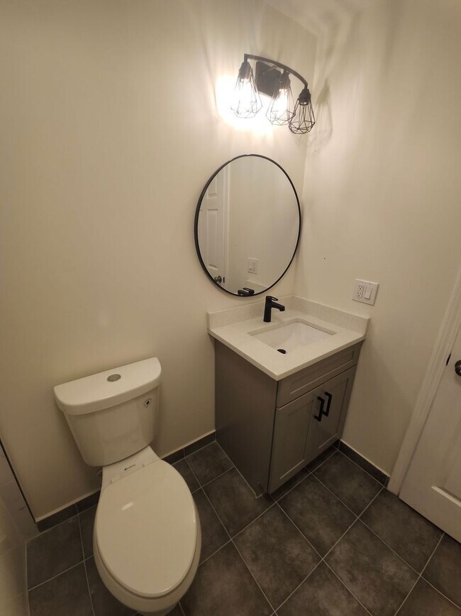 Building Photo - Beautiful 2-Bedroom, 2-Bath Gem in Peoples...