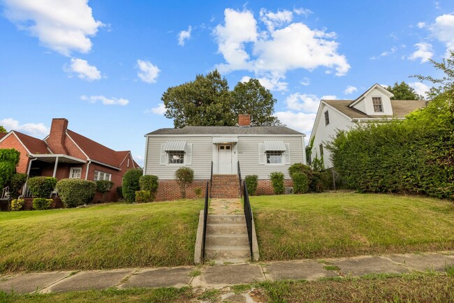 Building Photo - Charming 3 Bedroom 2 Bathroom Bungalow