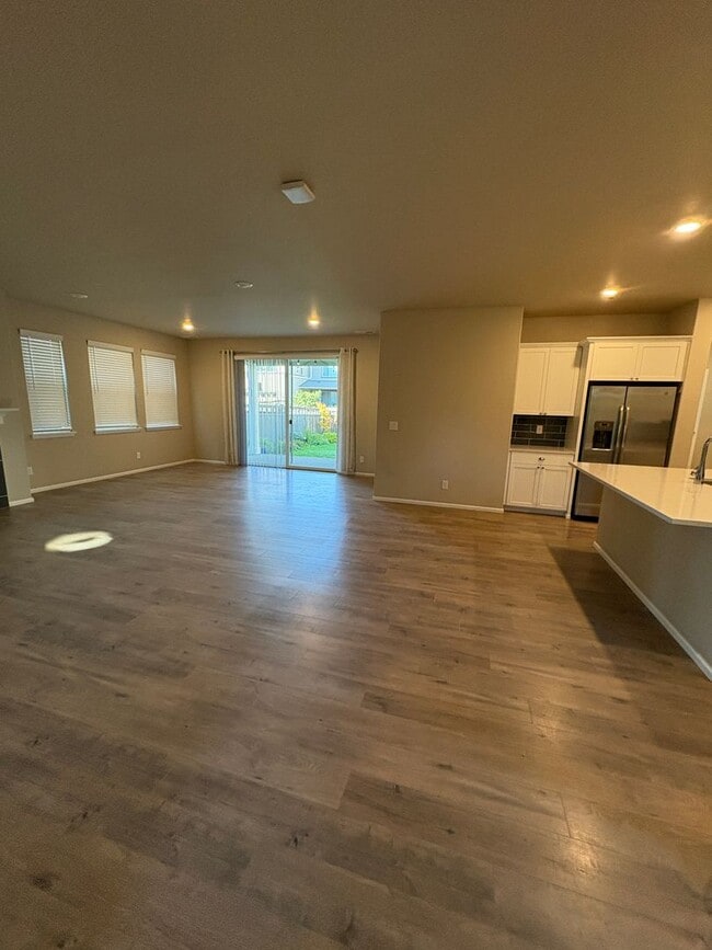 Building Photo - Beautiful Ten Trails Fenced Home with 2 Ca...