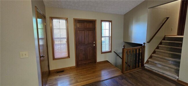 Building Photo - 303 Cacique Ct