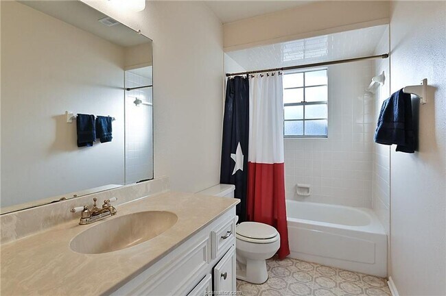 Building Photo - 7 acres with 5 bed, 3 bath less than 25 minutes from town!