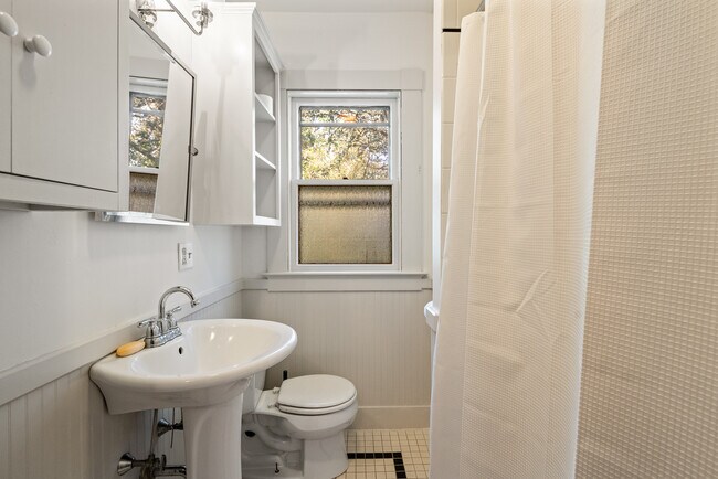 Building Photo - 14 Greenough Pl