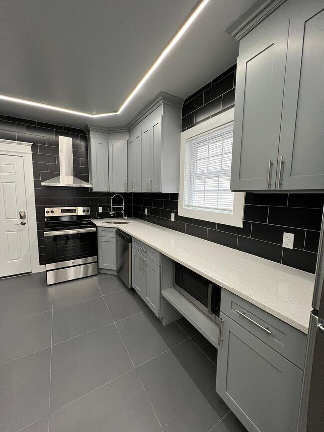 Building Photo - 423 Shelton Ave