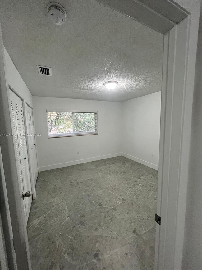 Building Photo - 1650 W 44th Pl