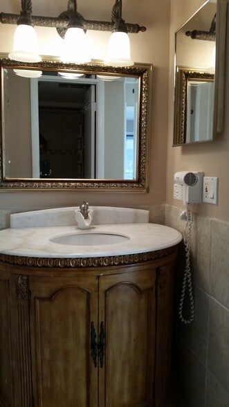 Building Photo - 430 Commodore Dr