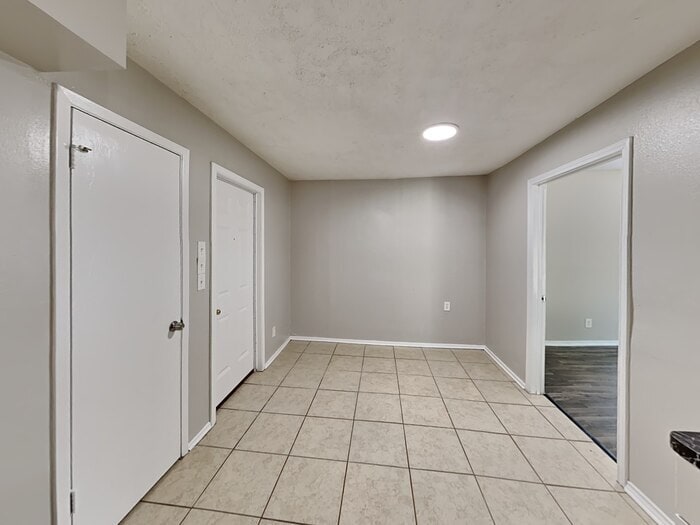 Building Photo - 809 Lochmoor Ln