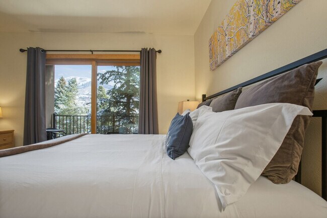 Building Photo - 2200 Apres Ski Way