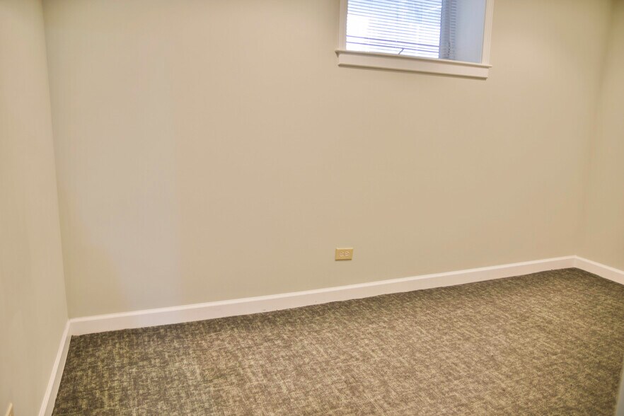 Building Photo - 850 W Cornelia Ave