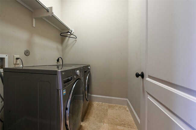 Building Photo - 307 Snover St