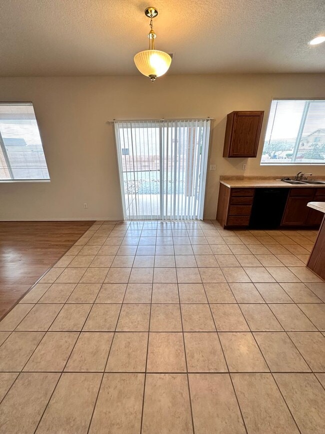 Building Photo - Stunning 2 story 2575 sq ft home- New Carpet