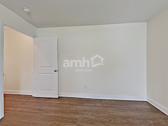 Building Photo - 142 Willowbrook Dr