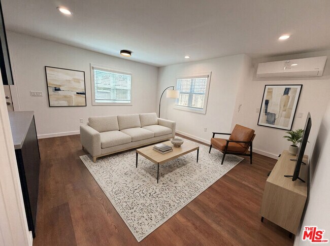 Building Photo - 818 N Harper Ave