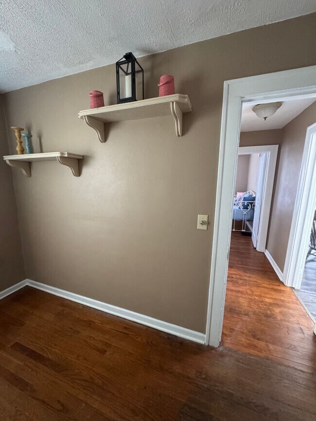 Building Photo - 2 Bedroom House Available NOW