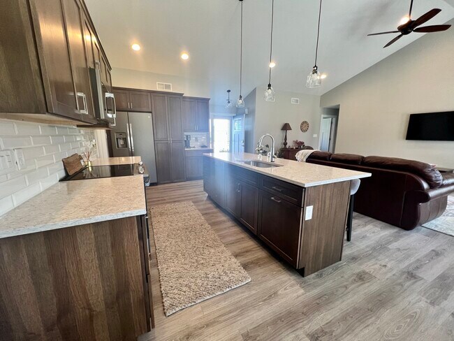 Kitchen - 725 Melendy Ln