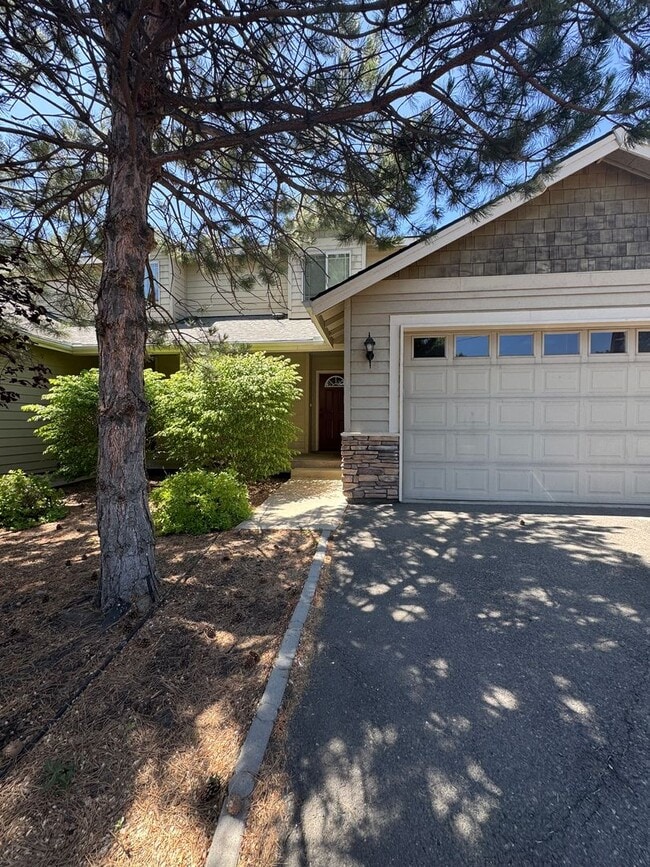 Building Photo - 605 Tamarack St