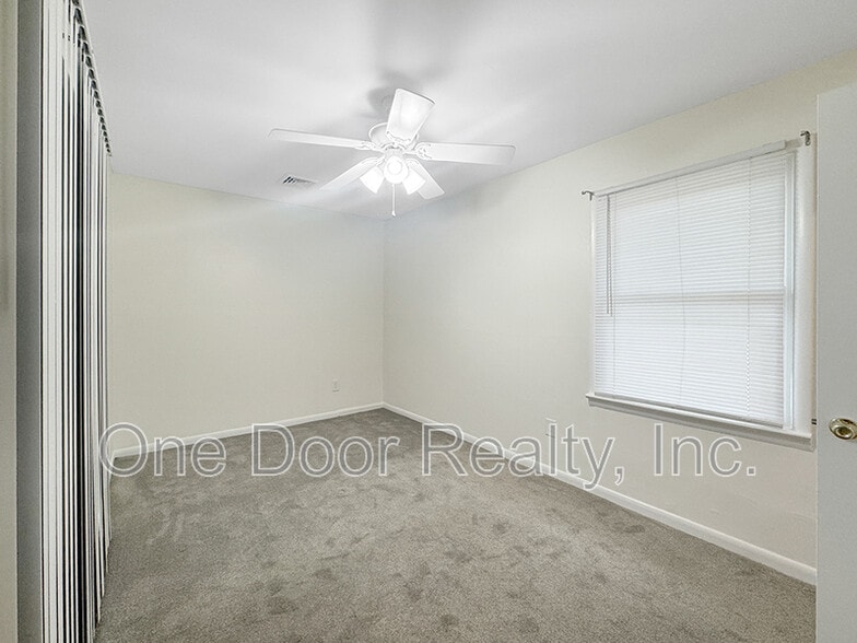 Building Photo - 105 Walker Dr