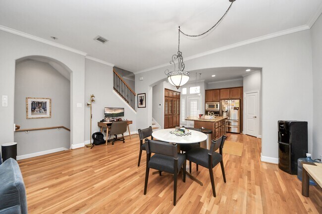 Building Photo - 584 Bomar St