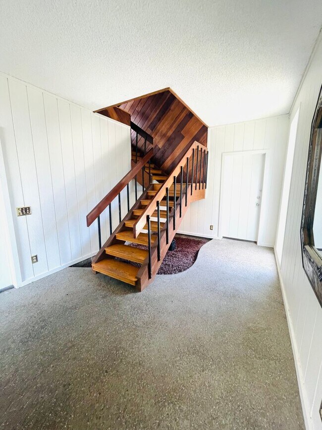 Building Photo - Coastal Living just step away from the BEACH~ Spacious - 3 story home with large living/dining ar...