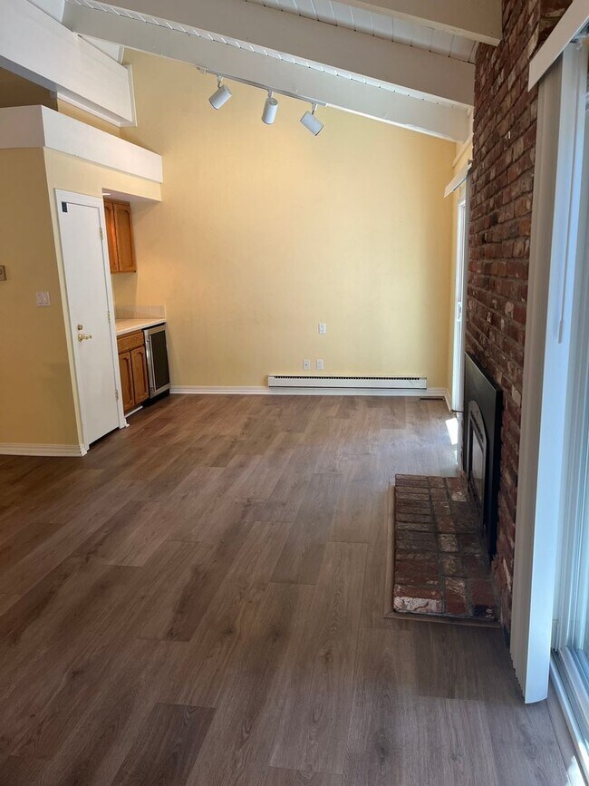 Building Photo - Available Now! 4 bedroom, 2.5 bath unit