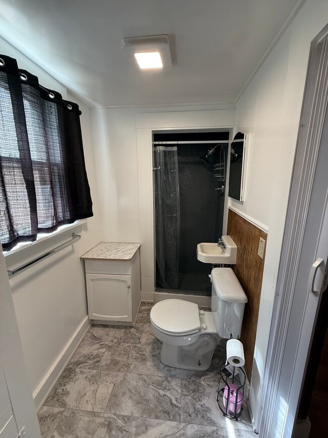 Building Photo - Charming 2 Bedroom 1 Bath Home