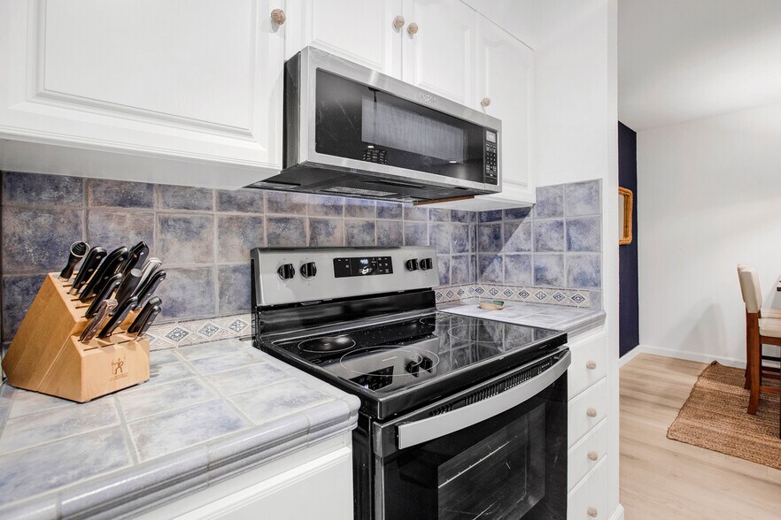 Building Photo - 1140 E Ocean Blvd