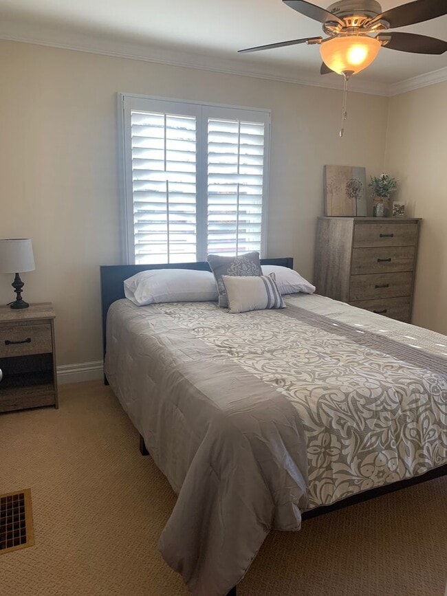 Building Photo - STUNNING 4 bd. 2 bath Executive Sunnyside ...