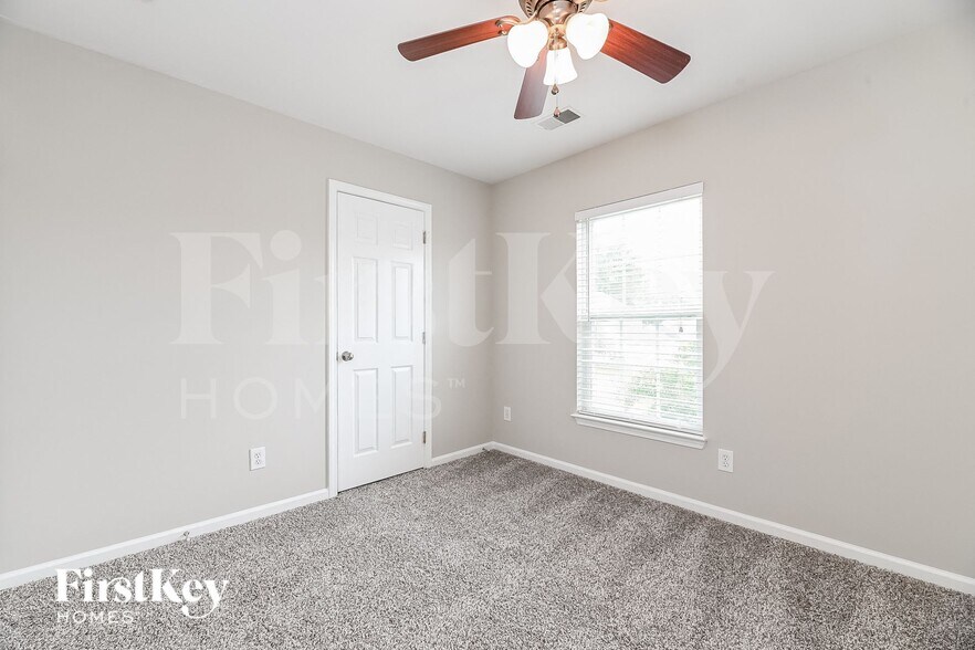 Building Photo - 105 Vinca Dr